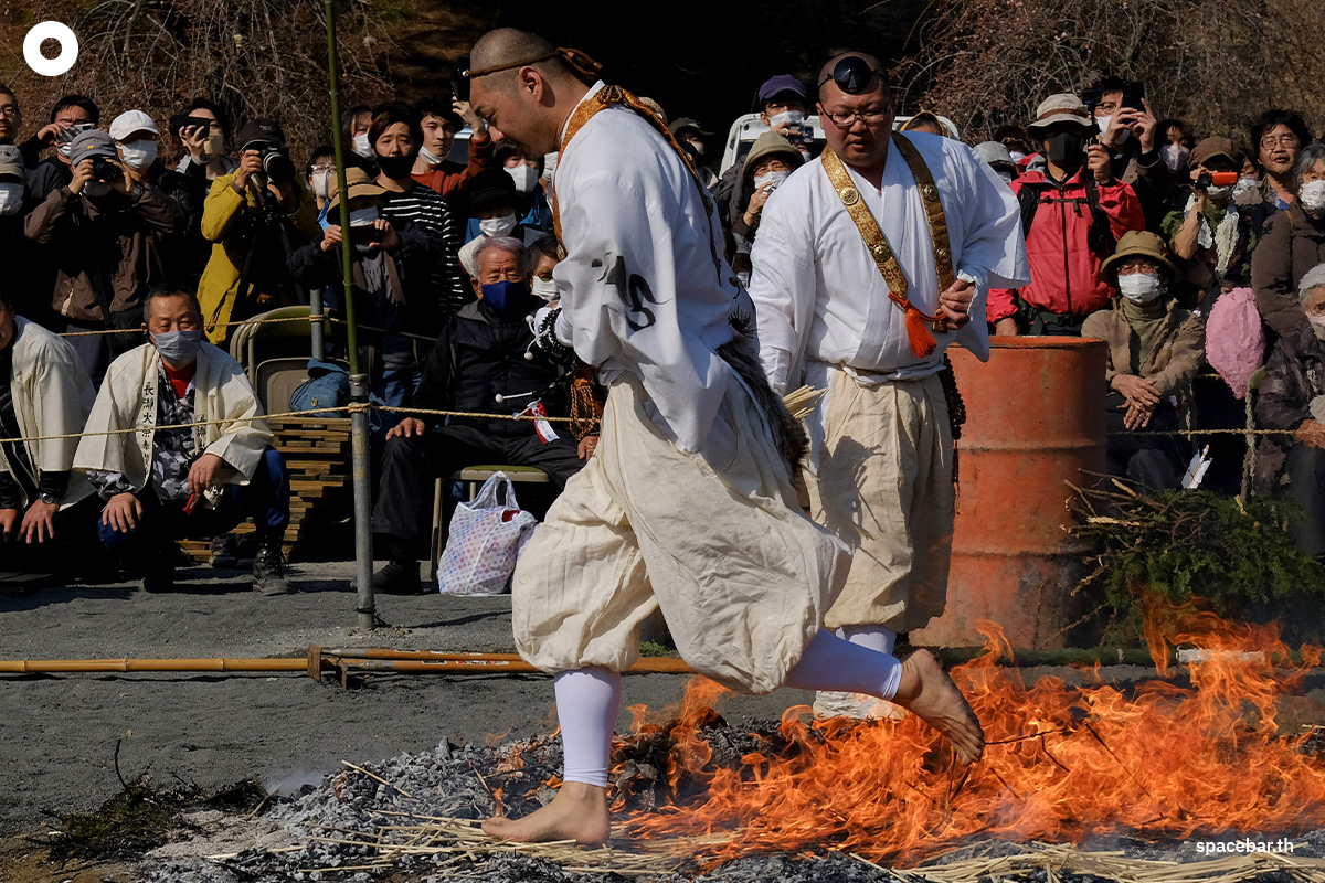 นักบวชเดินเท้าเปล่าลุยไฟในเทศกาลฮะวะตะริ มัตซึริเพื่อขอพรให้สุขภาพดีและขอให้ปลอดภัยในเมืองนะงะโทโร จังหวัดไซตะมะ Photo by Kazuhiro NOGI / AFP 