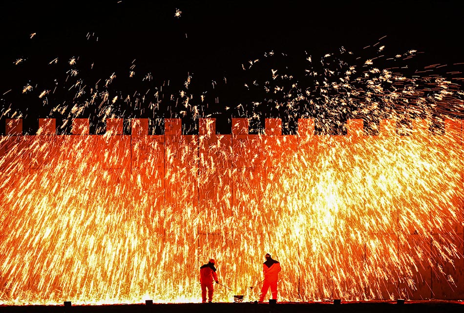 photo-story-fireworks-molten-metal-dashuhua-lunar-new-year-SPACEBAR-Thumbnail.jpg