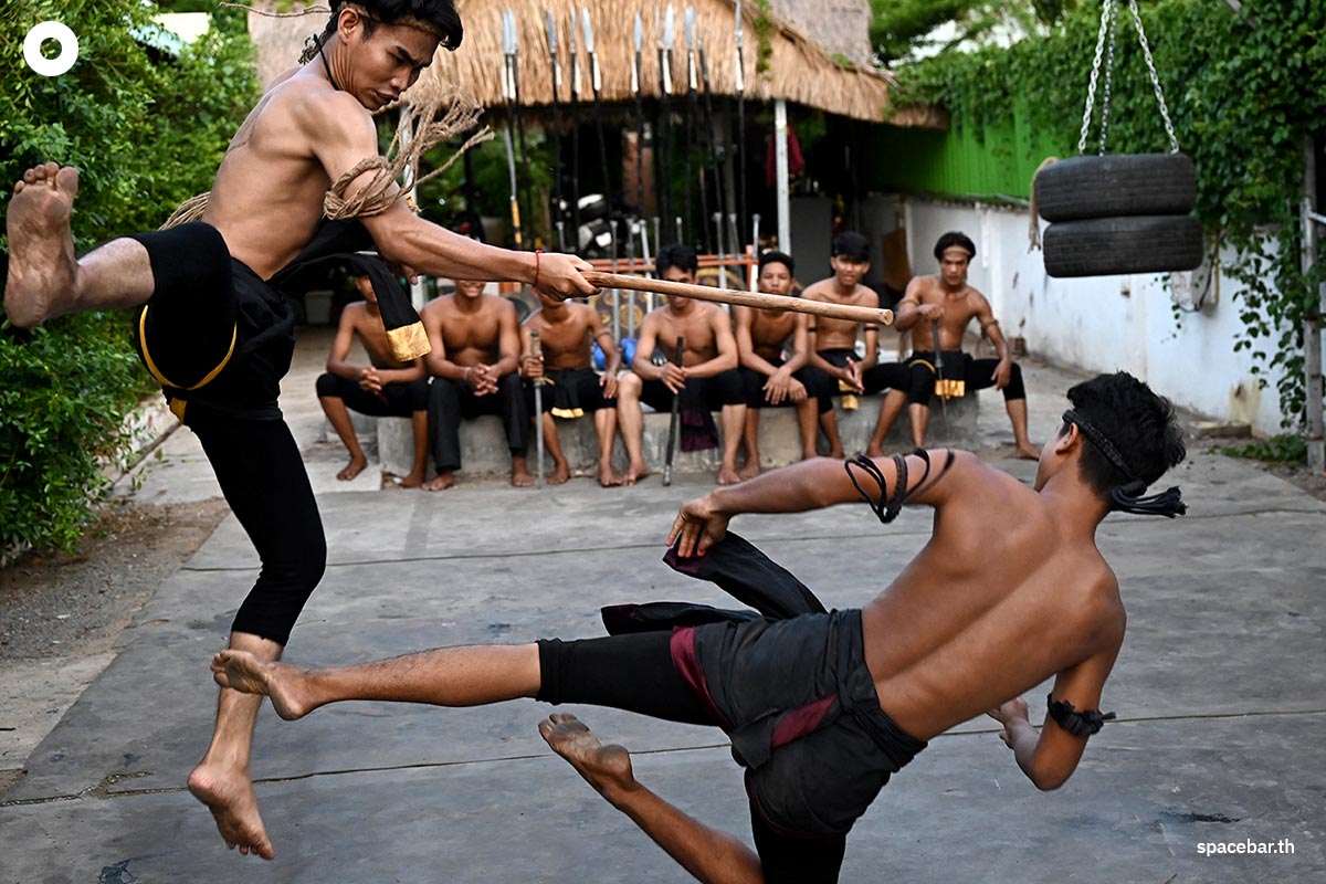 นักเรียนฝึกหัดกำลังฝึกซ้อมการต่อสู้ ‘ยุทธกรมขอม’ (Yutkromkhorm) ศิลปะการต่อสู้แบบเขมรโบราณ ที่สโมสรแห่งหนึ่งใกล้กรุงพนมเปญ เมืองหลวงของกัมพูชา (Photo by TANG CHHIN SOTHY / AFP)