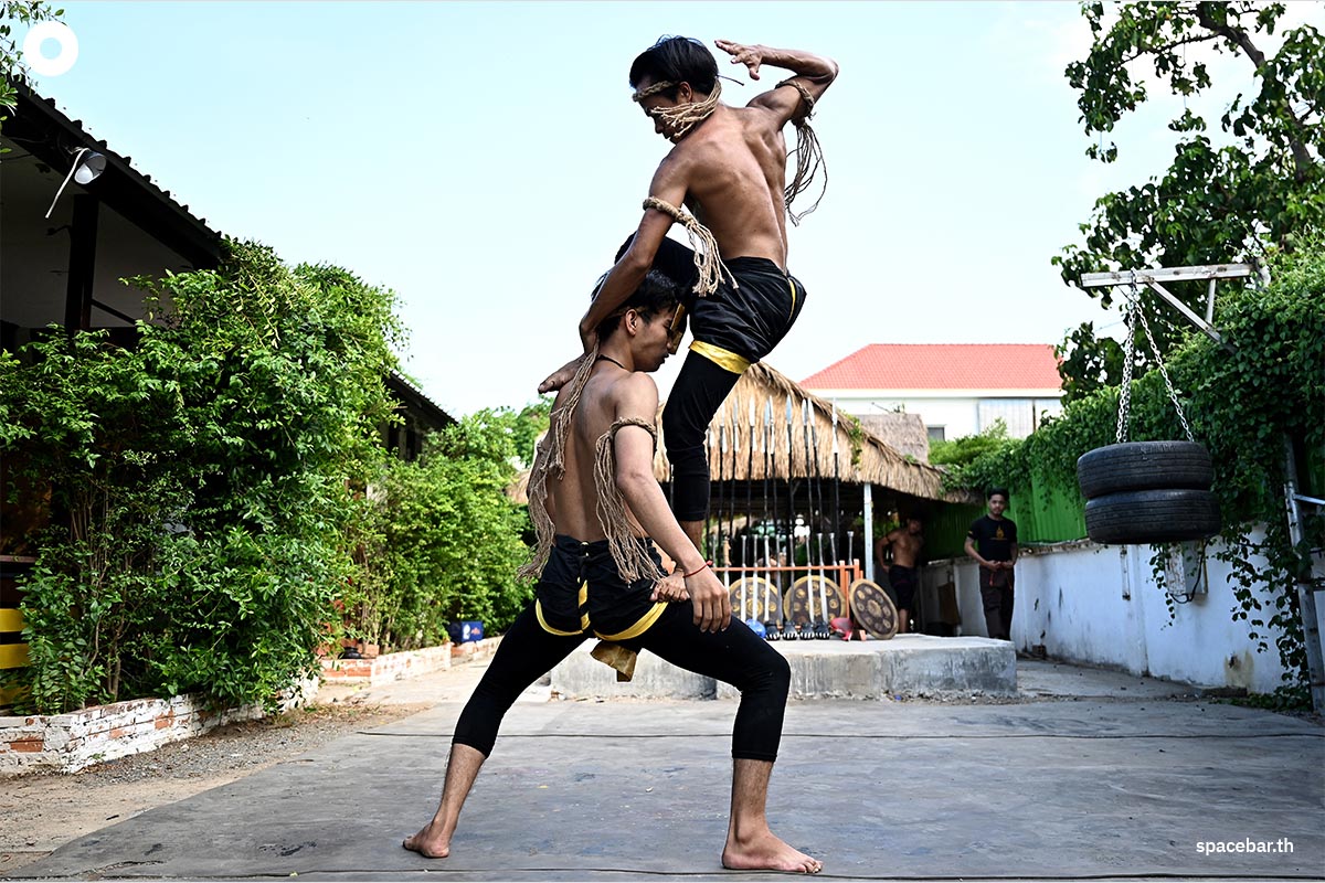นักเรียนฝึกหัดกำลังฝึกซ้อมการต่อสู้ ‘ยุทธกรมขอม’ (Yutkromkhorm) ศิลปะการต่อสู้แบบเขมรโบราณ ที่สโมสรแห่งหนึ่งใกล้กรุงพนมเปญ เมืองหลวงของกัมพูชา (Photo by TANG CHHIN SOTHY / AFP)