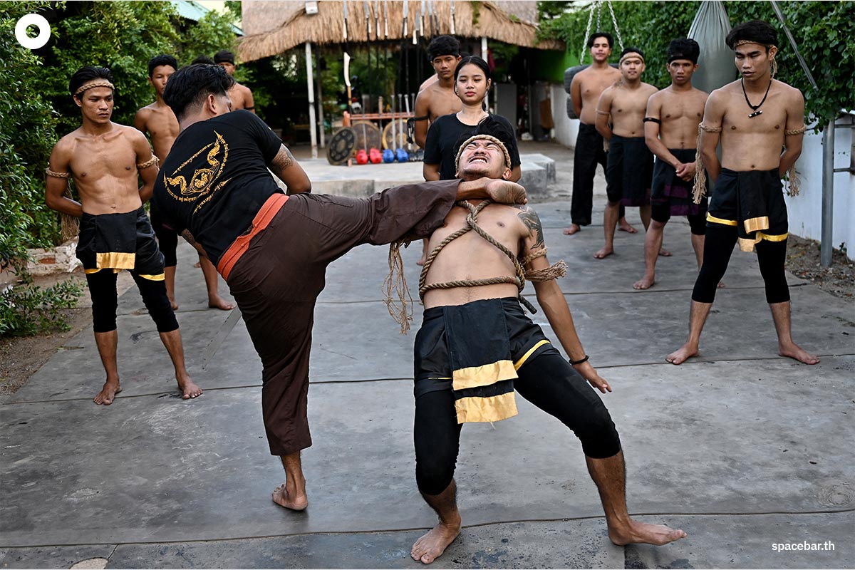 นาค รินดา (ซ้าย) ครูฝึก ‘ยุทธกรมขอม’ กำลังโชว์เทคนิคการต่อสู้กับลูกศิษย์ระหว่างการฝึกซ้อมที่สโมสรของเขาใกล้กรุงพนมเปญ เมืองหลวงของกัมพูชา (Photo by TANG CHHIN SOTHY / AFP)