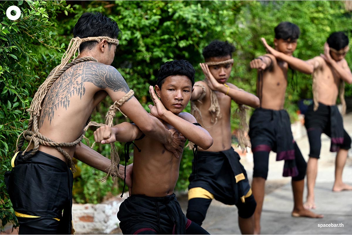 นักเรียนฝึกหัดกำลังฝึกซ้อมการต่อสู้ ‘ยุทธกรมขอม’ (Yutkromkhorm) ศิลปะการต่อสู้แบบเขมรโบราณ ที่สโมสรแห่งหนึ่งใกล้กรุงพนมเปญ เมืองหลวงของกัมพูชา (Photo by TANG CHHIN SOTHY / AFP)
