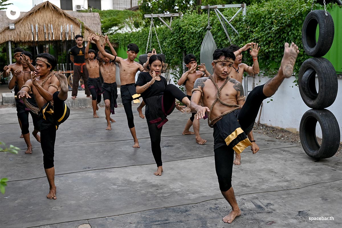 นักเรียนฝึกหัดกำลังฝึกซ้อมการต่อสู้ ‘ยุทธกรมขอม’ (Yutkromkhorm) ศิลปะการต่อสู้แบบเขมรโบราณ ที่สโมสรแห่งหนึ่งใกล้กรุงพนมเปญ เมืองหลวงของกัมพูชา (Photo by TANG CHHIN SOTHY / AFP)