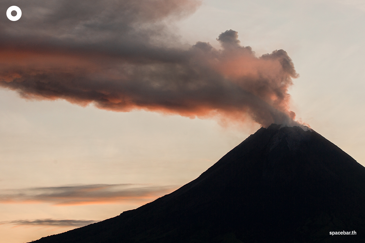 ภูเขาไฟเมราปี (Mount Merapi) พ่นควันขึ้นบนท้องฟ้าระหว่างการปะทุก่อนรุ่งสาง มองเห็นจากเมืองกาลิอูรัง เซลาตัน จังหวัดชวากลาง เมื่อวันที่ 7 กรกฎาคม 2024 (Photo by DEVI RAHMAN / AFP)