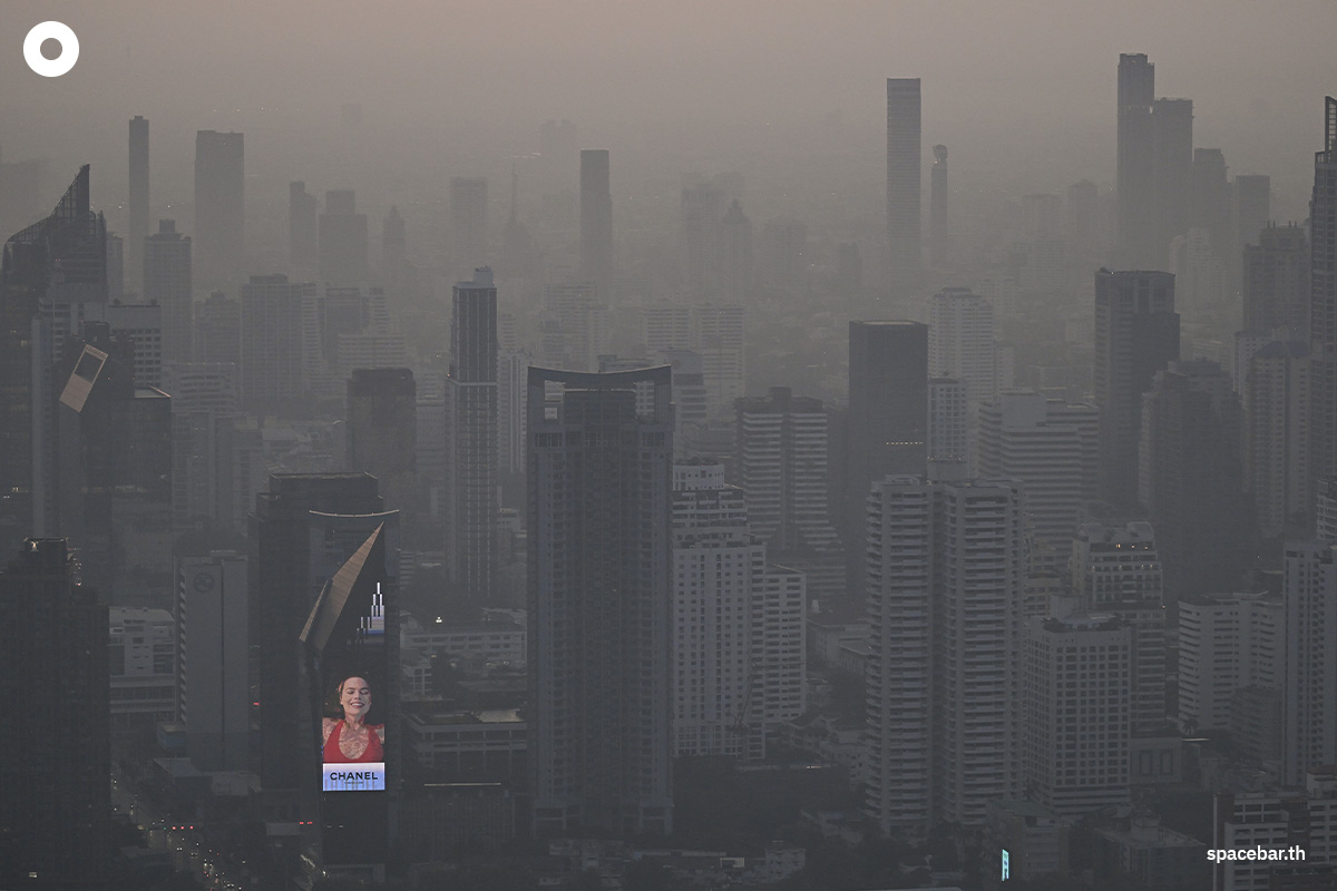 ภาพตึกระฟ้าท่ามกลางฝุ่น PM2.5 ในกรุงเทพมหานคร เมื่อวันที่ 20 มกราคม 2025 (Photo by Lillian SUWANRUMPHA / AFP)