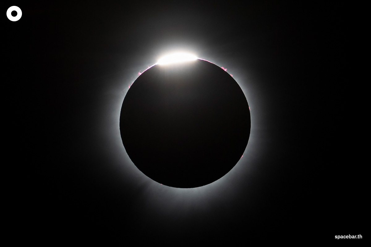 ‘ปรากฏการณ์แหวนเพชร’ (Diamond Ring Effect) เกิดขึ้นระหว่างสุริยุปราคาเต็มดวง (Total Solar Eclipse) ทั่วอเมริกาเหนือ ในเมืองมากอก รัฐควิเบก ประเทศแคนาดา เมื่อวันที่ 8 เมษายน 2024 ตามเวลาท้องถิ่น (Photo by Stan Honda / AFP)