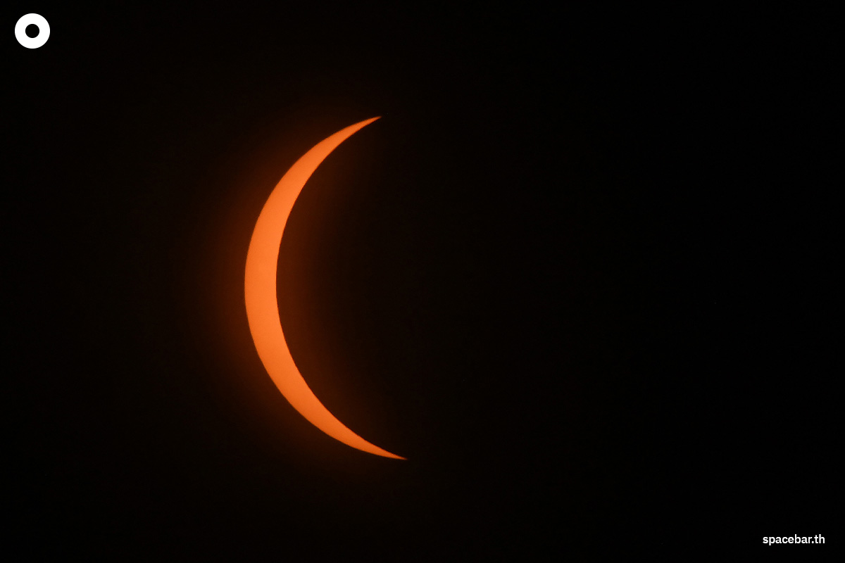 ดวงจันทร์เริ่มเคลื่อนที่บดบังดวงอาทิตย์ขณะเกิดสุริยุปราคาเต็มดวงในเมืองมาซัตลัน รัฐซีนาโลอา ประเทศเม็กซิโก เมื่อวันที่ 8 เมษายน 2024 (Photo by MARIO VAZQUEZ / AFP)