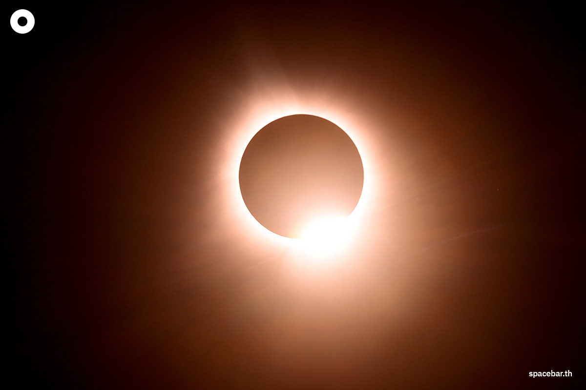 ดวงจันทร์กำลังเคลื่อนเข้าบดบังดวงอาทิตย์ในช่วงสุริยุปราคาเต็มดวงทั่วอเมริกาเหนือในเมืองบลูมิงตัน รัฐอินเดียนา สหรัฐฯ เมื่อวันที่ 8 เมษายน 2024 ตามเวลาท้องถิ่น (Photo by JOSH EDELSON / AFP)