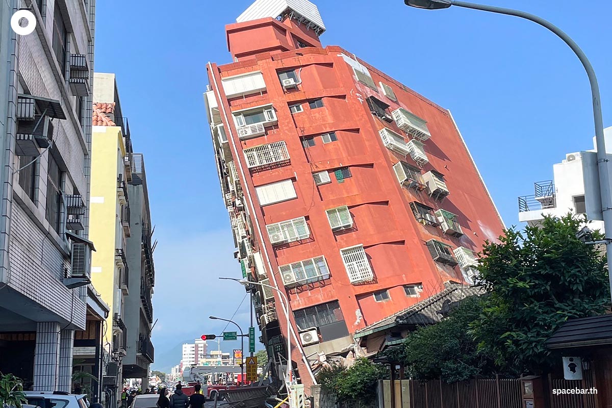 สำนักข่าวกลางของไต้หวัน (CNA) เผยแพร่ภาพความเสียหายของอาคารในเมืองฮัวเหลียนหลังเกิดแผ่นดินไหวขนาด 7.4 เมื่อช่วงเช้าที่ผ่านมา จนทั้งไต้หวัน ญี่ปุ่น และฟิลิปปินส์ต้องประกาศเตือนภัยสึนามิ Photo by CNA / AFP