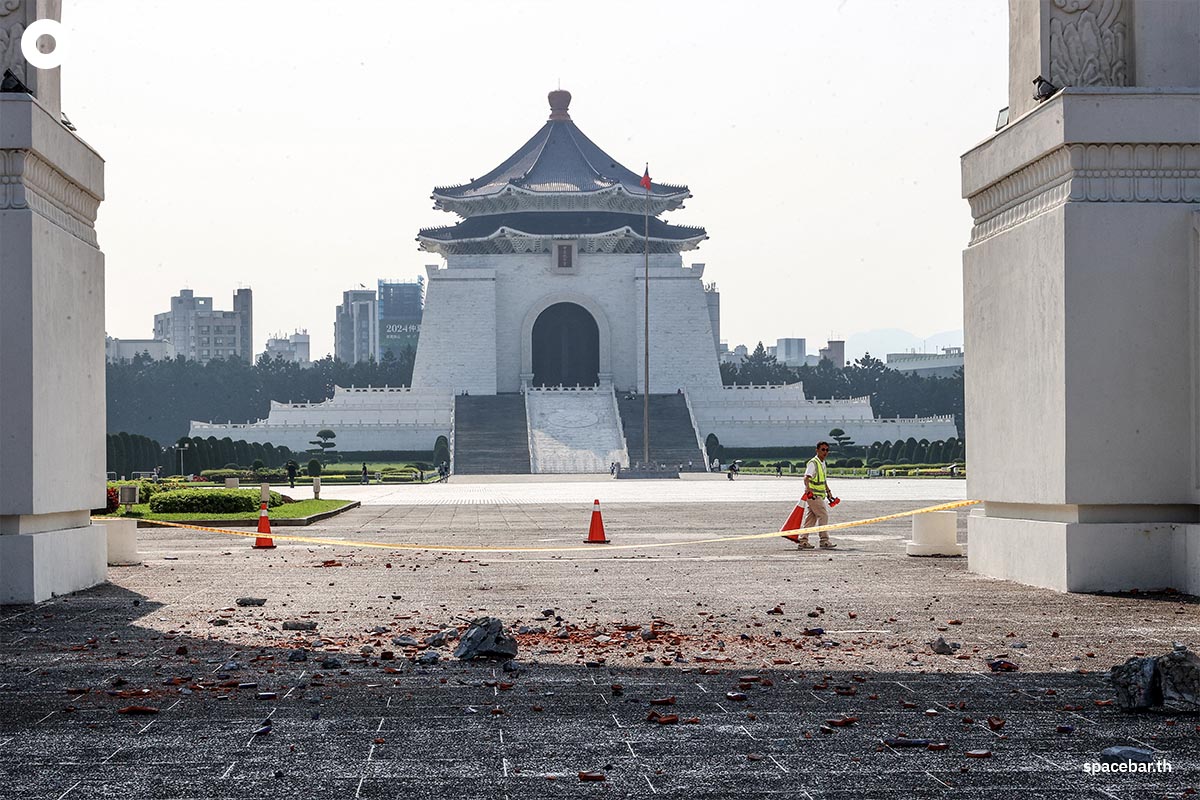 สำนักข่าวกลางไต้หวัน (CNA) เผยภาพความเสียหายของพิพิธภัณฑ์เจียงไคเช็กในกรุงไทเป หลังเกิดแผ่นดินไหวขนาด 7.4 เมื่อช่วงเช้าวันพุธ Photo by Way / UGC / AFP