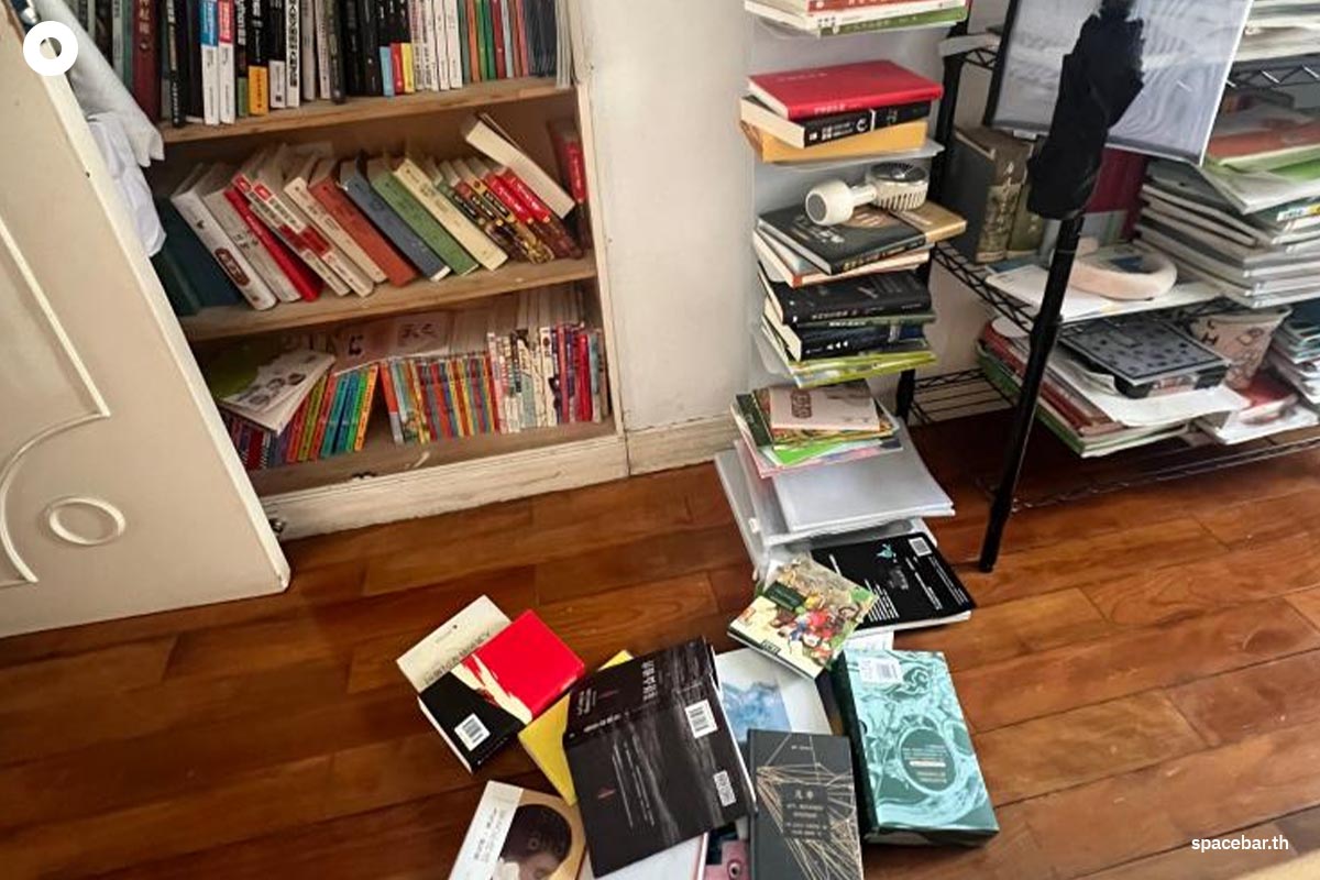 หนังสือร่วงหล่นจากชั้นวางของบ้านหลังหนึ่งในเมืองฝูโจวทางตะวันออกเฉียงใต้ของจีนหลังเกิดแผ่นดินไหวขนาด 7.4 ในไต้หวันเมื่อช่วงเช้าวันพุธ