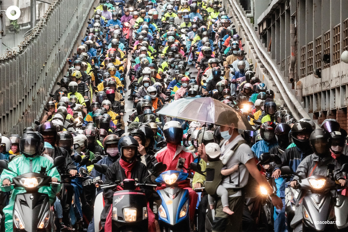 รถมอเตอร์ไซค์ที่ถูกขับขี่ลงมาจากเลนรถมอเตอร์ไซค์ของสะพานไทเปในช่วงเช้า Photo by Yasuyoshi CHIBA / AFP