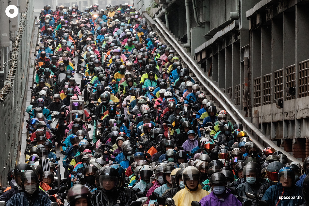 บนสะพานไทเปในกรุงไทเปของไต้หวันจะมีเลนสำหรับรถมอเตอร์ไซค์โดยเฉพาะ Photo by Yasuyoshi CHIBA / AFP