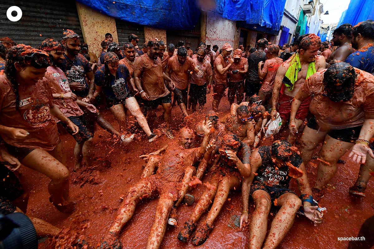 ผู้คนต่างปามะเขือเทศใส่กันในเทศกาลประจำปี ‘Tomatina’ ของสเปน ในเมืองบุญญ็อล แคว้นบาเลนเซีย ทางตะวันออกของประเทศ เมื่อวันที่ 28 สิงหาคม 2024 (Photo by Jose Jordan / AFP)