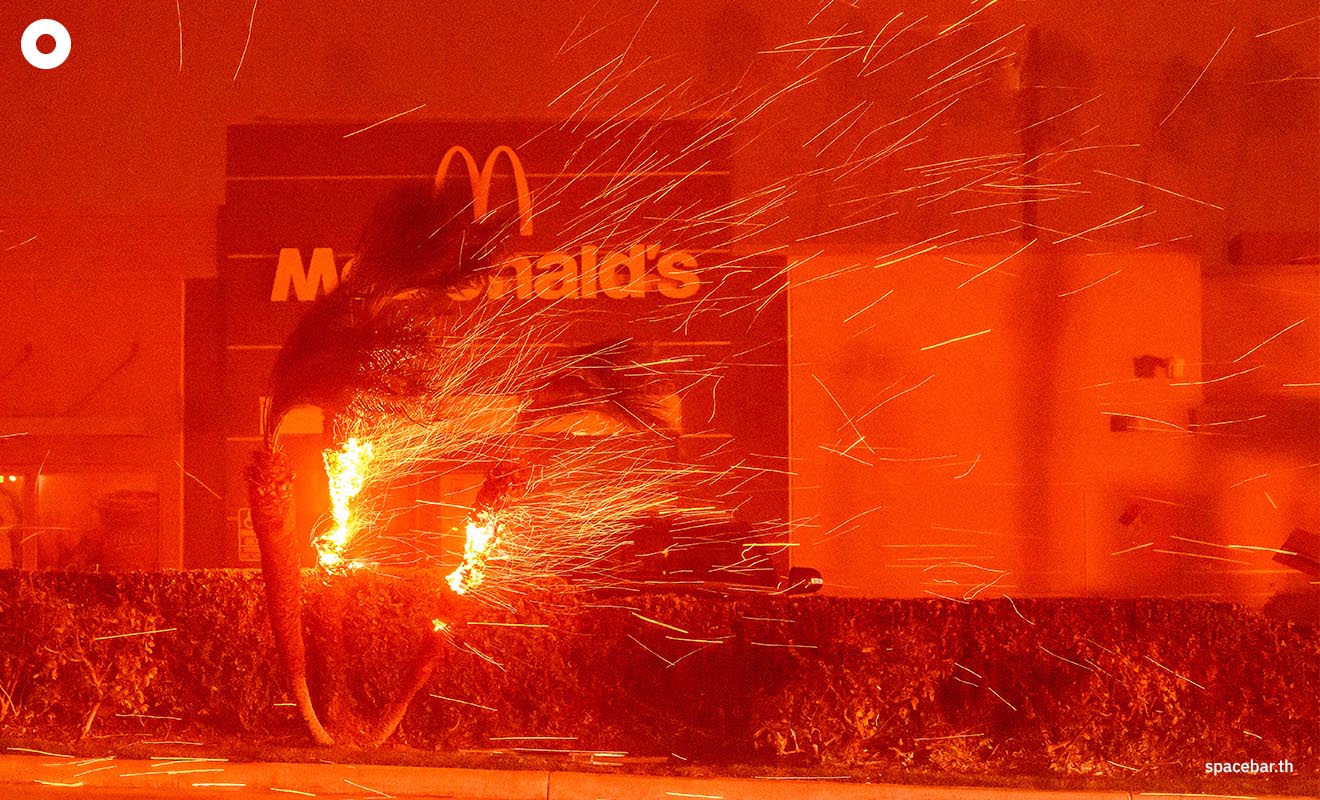 ร้านอาหาร ‘McDonald's’ ถูกไฟไหม้ในเขตไฟป่าอีตัน เทศมณฑลลอสแอนเจลิส รัฐแคลิฟอร์เนีย เมื่อวันที่ 7 มกราคม 2025 (Photo by JOSH EDELSON / AFP)