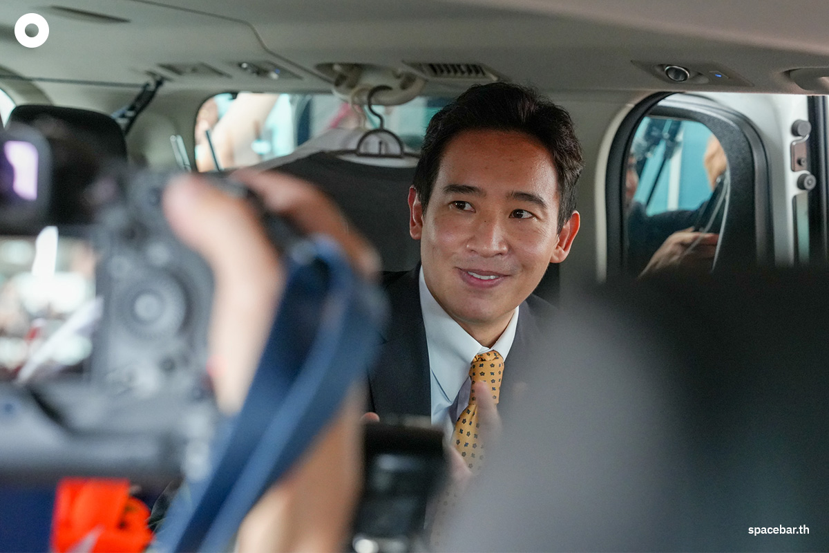 บรรยากาศสื่อมวลชนที่กำลังเก็บภาพ ‘พิธา ลิ้มเจริญรัตน์’ ท่ามกลางกลุ่มผู้สนับสนุนพรรคก้าวไกล ที่ตะโกนส่งเสียงเชียร์พิธาอยู่เป็นระยะ