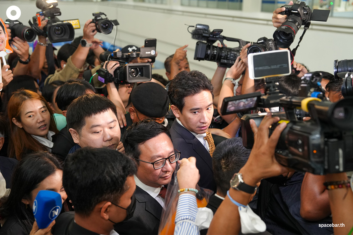 บรรยากาศสื่อมวลชนที่กำลังเก็บภาพ ‘พิธา ลิ้มเจริญรัตน์’ ท่ามกลางกลุ่มผู้สนับสนุนพรรคก้าวไกล ที่ตะโกนส่งเสียงเชียร์พิธาอยู่เป็นระยะ