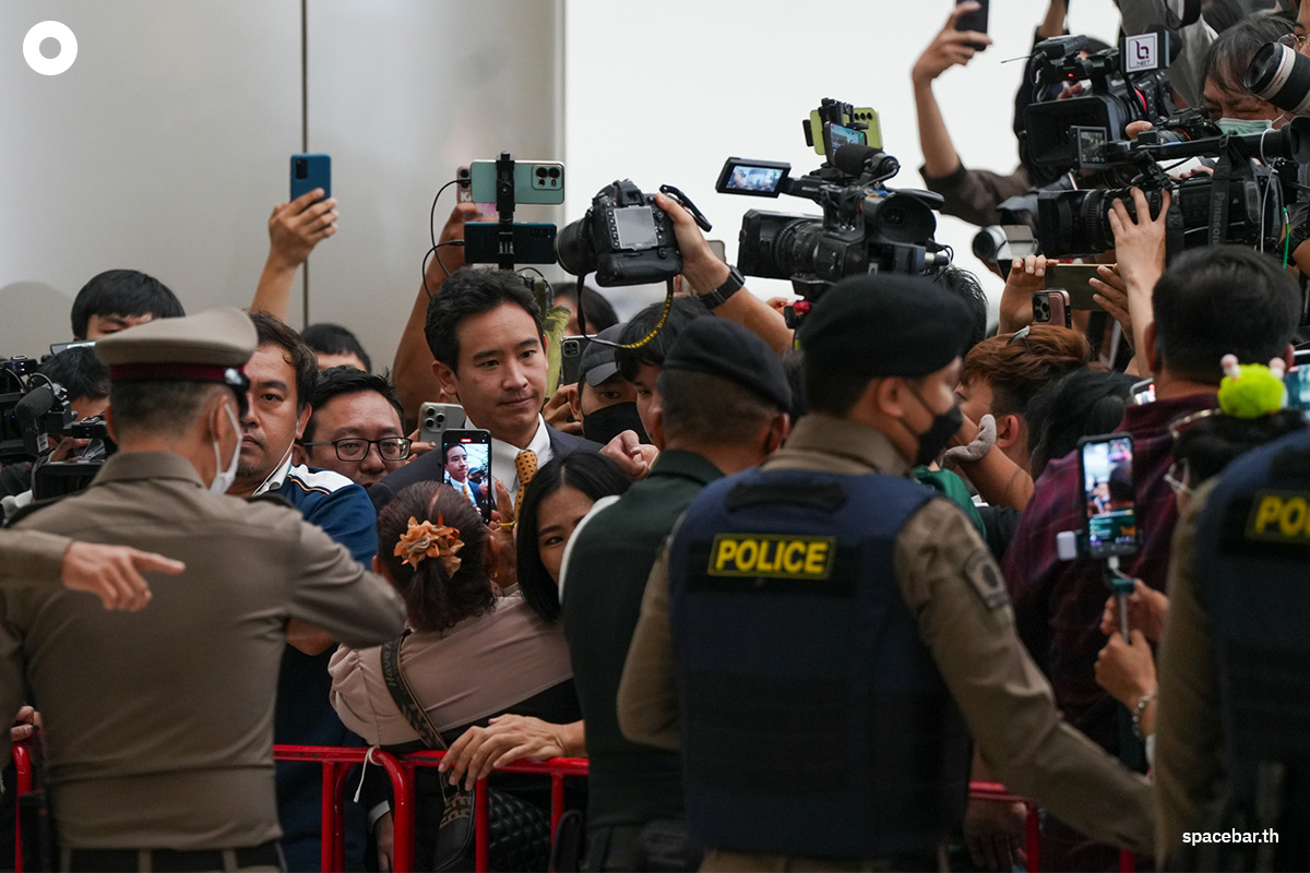 บรรยากาศสื่อมวลชนที่กำลังเก็บภาพ ‘พิธา ลิ้มเจริญรัตน์’ ท่ามกลางกลุ่มผู้สนับสนุนพรรคก้าวไกล ที่ตะโกนส่งเสียงเชียร์พิธาอยู่เป็นระยะ