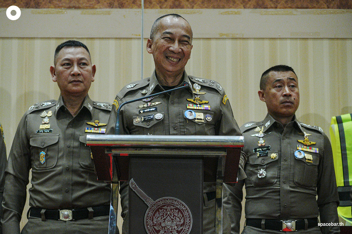 police-reflective-vest-aiming-to-reduce-crime-build-confidence-among-tourists-SPACEBAR-Photo00.jpg