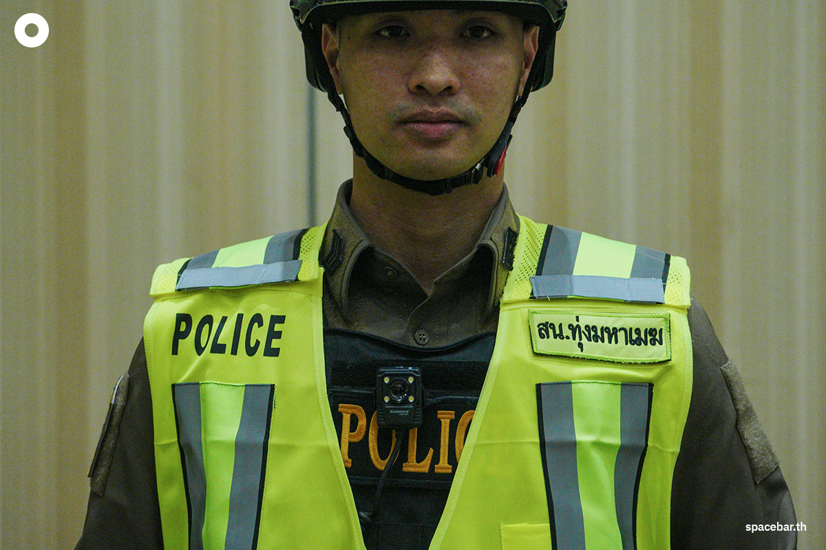 police-reflective-vest-aiming-to-reduce-crime-build-confidence-among-tourists-SPACEBAR-Photo01.jpg