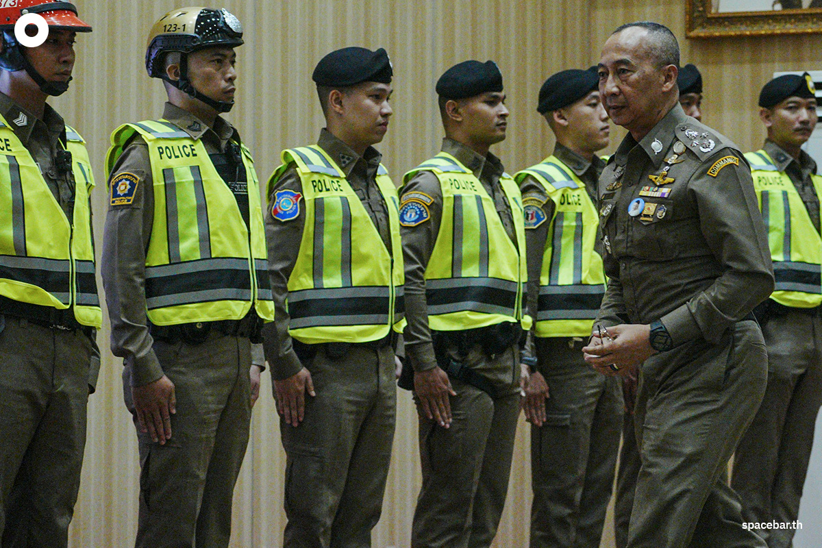 police-reflective-vest-aiming-to-reduce-crime-build-confidence-among-tourists-SPACEBAR-Photo02.jpg
