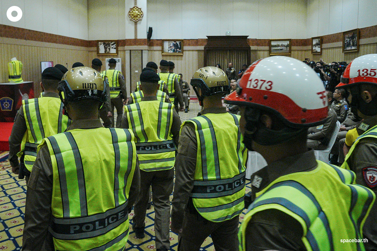 police-reflective-vest-aiming-to-reduce-crime-build-confidence-among-tourists-SPACEBAR-Photo03.jpg