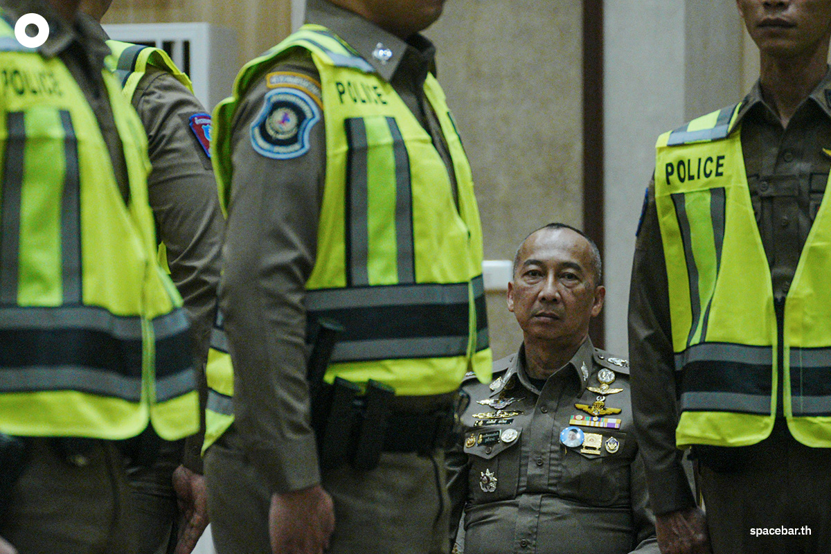 police-reflective-vest-aiming-to-reduce-crime-build-confidence-among-tourists-SPACEBAR-Photo04.jpg
