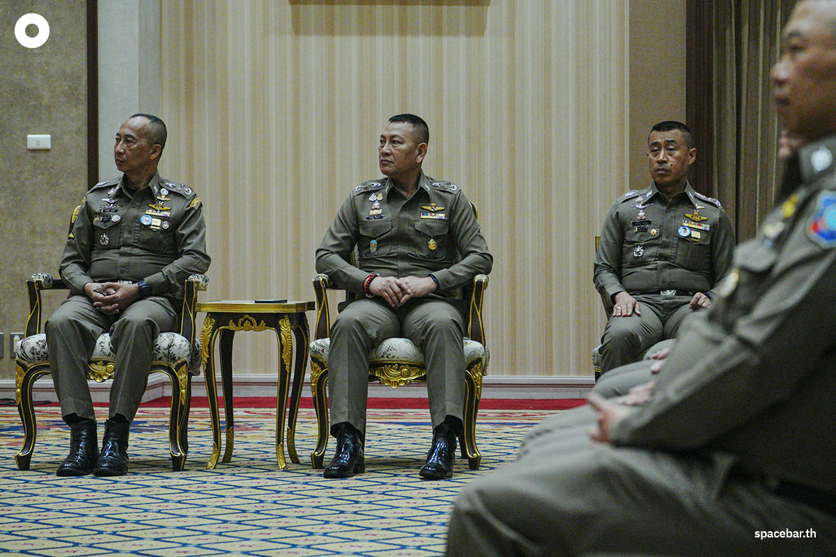 police-reflective-vest-aiming-to-reduce-crime-build-confidence-among-tourists-SPACEBAR-Photo05.jpg