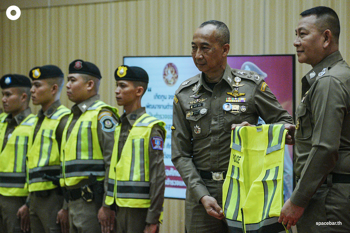 police-reflective-vest-aiming-to-reduce-crime-build-confidence-among-tourists-SPACEBAR-Photo06.jpg