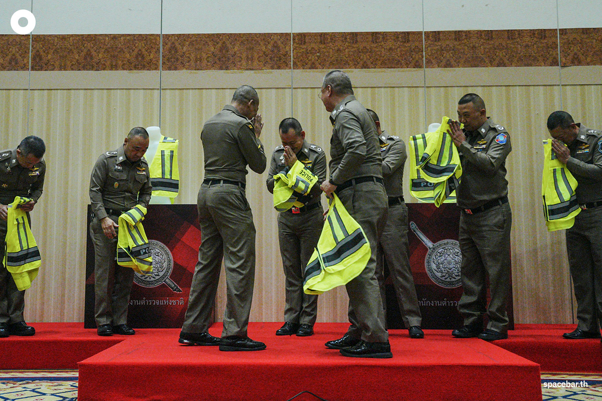 police-reflective-vest-aiming-to-reduce-crime-build-confidence-among-tourists-SPACEBAR-Photo07.jpg