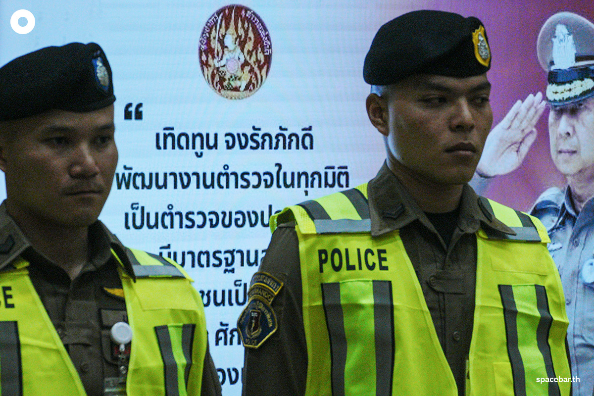 police-reflective-vest-aiming-to-reduce-crime-build-confidence-among-tourists-SPACEBAR-Photo09.jpg
