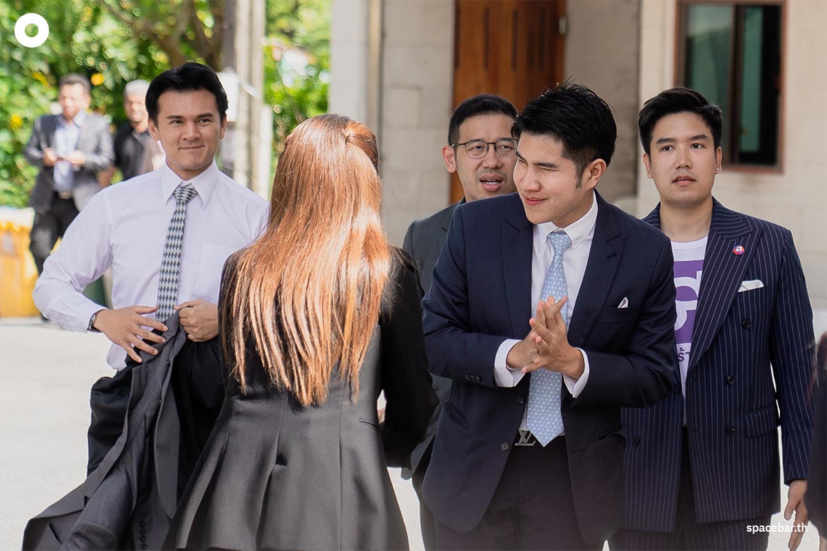 https://images.ctfassets.net/i3o8p9lzd06f/5CEaMi22lL5qgPDaoN16l3/cef951cf5d8ba1c61b8e1dbbad4468b7/sudarat-keyuraphan-sita-divari-orange-red-SPACEBAR-Photo06