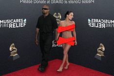 Kanye West สร้างประสบการณ์ใหม่ ควงภรรยาแต่งตัวแปลกอีกครั้งในงาน ...